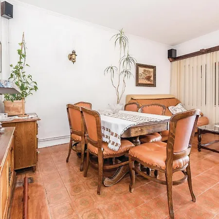 Casa de Férias 2 Bedroom Stunning In Brodarica (Sibenik-Knin)