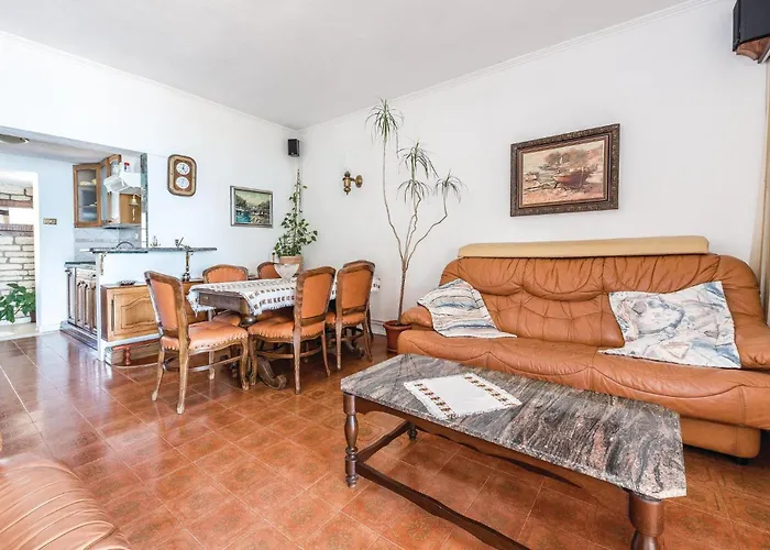 2 Bedroom Stunning Home In Brodarica *