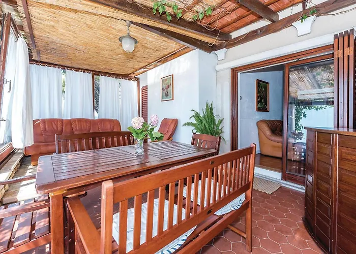 2 Bedroom Stunning Home In Brodarica Holiday home *