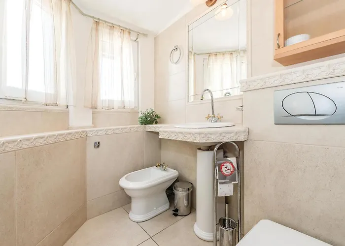 2 Bedroom Stunning Home In Brodarica Holiday home *